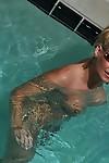 Słodkie Blondynka mamuśki Barbie Sinclair pokazuje jej Fantastyczny ciało nosić sexy Bikini w w pool.