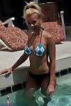 Bonito Loira milf Barbi Sinclair mostra ela Fantástico corpo vestindo sexy biquini no o pool.