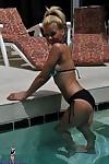 Carino Bionda milf Barbi sinclair mostra Il suo fantastico corpo Indossare sexy bikini in il pool.
