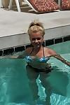 かわいい 金髪 milf Barbi シンクレア 示 彼女の 幻想的 本体 装着 セクシー ビキニ に の pool.