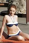 haut sur pattes rousse milf Sophie Lynx posant pour Candide bikini photos à l'extérieur