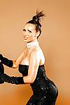 harika Tabaklanmış milf Nikki Benz pozlar gibi bir ünlü Holywood star!