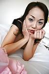 Asiático MILF Mariko Yoshizawa desvestirse y demostrando su Coño en Cerca de hasta