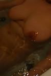 Gordinha Ásia milf com maciça jarros Hiromi yoshio Tomando banheira e chuveiro