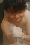 Sassy Asiatische Milf gibt ein Seifenwasser handjob und bläst ein steif Schwanz in die Bad