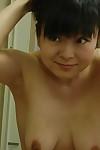 asiatico milf Con flaccido brocche e Peloso Fica Miyuki miyaji l'assunzione di doccia