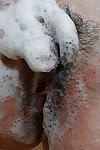 naughty Asiatische Milf reiben Ihr Seifenwasser Kurven in die Dusche