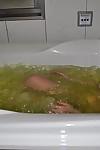 Slank Aziatische milf met Kleine tieten Mayu yamano het nemen van bad