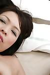 Asiatische Milf Tomomi Kitano leckt ein Boner und bekommt Ihr Haarige pussy genagelt