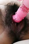 naughty Aziatische milf Toshiko Shiraki lust haar ongeschoren Kut met een a vibrator