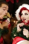 amateur rondborstige redhead Joanna Angel zuigt een dick voor Kerst