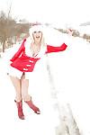 Wunderschöne Milf in Weihnachten outfit jane darling posing outdoor