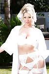 blonde Babe Lexi Lowe montrant off nice milf seins à l'extérieur dans MARIAGE Robe
