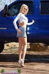duży piersią Blondynka mamuśki Barbie Sinclair pokazuje jej gorąca ciało na świeżym powietrzu w gorąca Mini skirt.