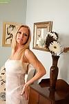 Blondynka Europejski matka Louise Dakotą lampy błyskowej majtki przed rozbiórki nagie