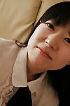 Aziatische milf Babe Ayane Ikeuchi poseren in schoolmeisje uniform en slang