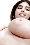 गोल-मटोल लैटिन देश की केरी मैरी bares विशाल , स्तन इससे पहले प्रसार बालों वाली चूत