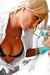 Belle Diana Poupée dans doctor\'s uniforme est agréable Son horny patient