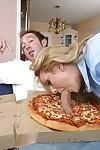 Slutty milf krijgt haar gezicht en kannen jizzed na een triootje met Pizza Jongens