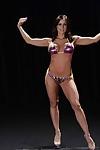 Çarpıcı Sportif milf Üzerinde yüksek topuklu Kayma kapalı onu Bikini