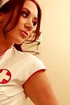 पॉर्न स्टार अनुरक्षण Jayden जेम्स कपड़े ऊपर के रूप में एक नर्स