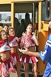 il scuola Autobus Si è rotto giù e Non tradizionale cheerleaders sorprendentemente in Extreme