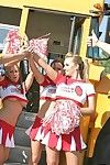 w szkoła Autobus Złamał w dół i Nie tradycyjne cheerleaderki Niesamowite w ekstremalne