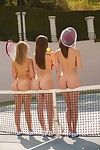 Desportivo jovem lésbicas no tênis trio lambendo no o tribunal