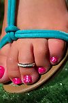 جينا بريسلي هو A القدم مولع فكرة مع توتسي البوب toes!