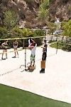 Елена Йенсен & Сири взять часть в их День в В солнце Позирует в В волейбол court!