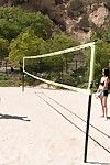 Jelena Jensen & Siri prendere parte in loro giorno in il sole in posa a il pallavolo court!