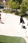 Elena Jensen & Siri wziąć część w ich dzień w w słońce pozowanie w w siatkówka court!