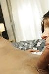 Schwitzten Fuß Fetisch Babe in Nylons gibt ein Deepthroat oral Sex und bekommt gefickt