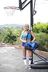 Блондинка грелка Алана Рэй Скольжения без ее спорт бюстгальтер & исподнего на открытом воздухе