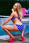 Con đáng yêu Tóc vàng Babe Nicole Aniston đưa ra cô ấy Bikini :Bởi: những Bể bơi