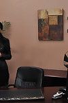 MILF chicito Ava Addams obtiene Vestido y se masturba en el oficina escritorio