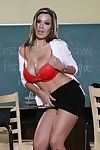 sexy Latina hottie MILF Sienna Oeste quita Ropa off rojo encaje sexy Pantalones en el categoría