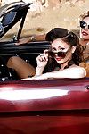 lesbo stars du x Ariana Marie et Nicole Aniston Lécher Cul et muff à l'extérieur