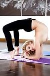 Rubia chicito Mia Malkova revelando Peludo subida de tono hendido después de el derramamiento de yoga Pantalones