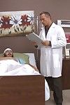 breasty enfermera noelle Easton masturbar derecho en trabajo