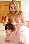 الجامح مشمس لين في السرير مع لها تيدي bear!