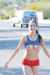 Adorable l'adolescent Megan Salinas dans Son sexy jogging sous-vêtements