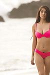 Piccante Latina hottie Megan Salinas mostra off Il suo corpo a il Spiaggia