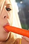 Britney Beth adolescent dardant Son chatte Avec les carottes