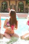 Uroczy Elle Aleksandra w A Dziewczyna na Dziewczyna Bikini orgia