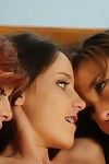 Malena Morgan parmak Çarptım içinde bir lezbiyen üçlü