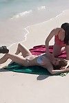 Mammut boobed Spiaggia groupie Con cinque Titty Modelli