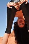 Zoe Rush posando al aire libre en su crotchless látex Pantalones