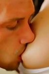 Kendall Karson obtient Un Humide visage après Un baise