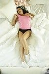 Melina मेसन सवारी लंड पर के बिस्तर में एक गुलाबी टैंक शीर्ष